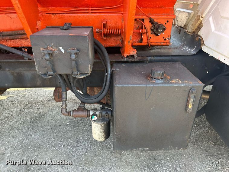 image for item DS8766 2006 International 4300  spreader truck