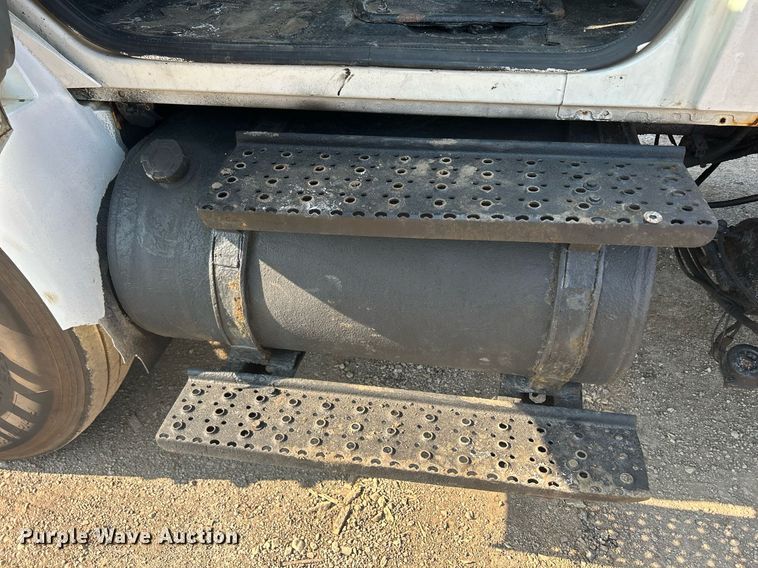 image for item DS8766 2006 International 4300  spreader truck