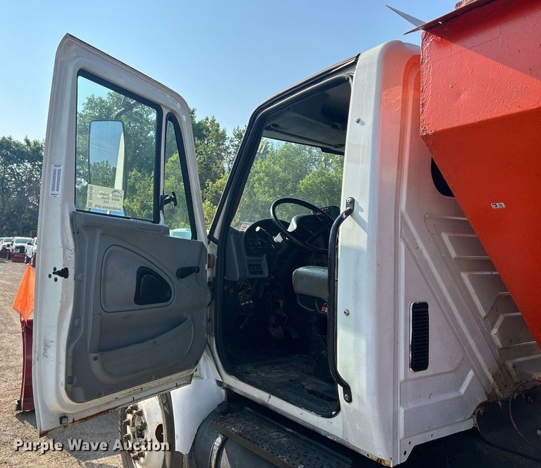 image for item DS8766 2006 International 4300  spreader truck