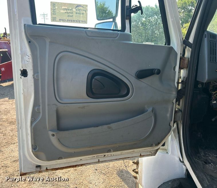 image for item DS8766 2006 International 4300  spreader truck