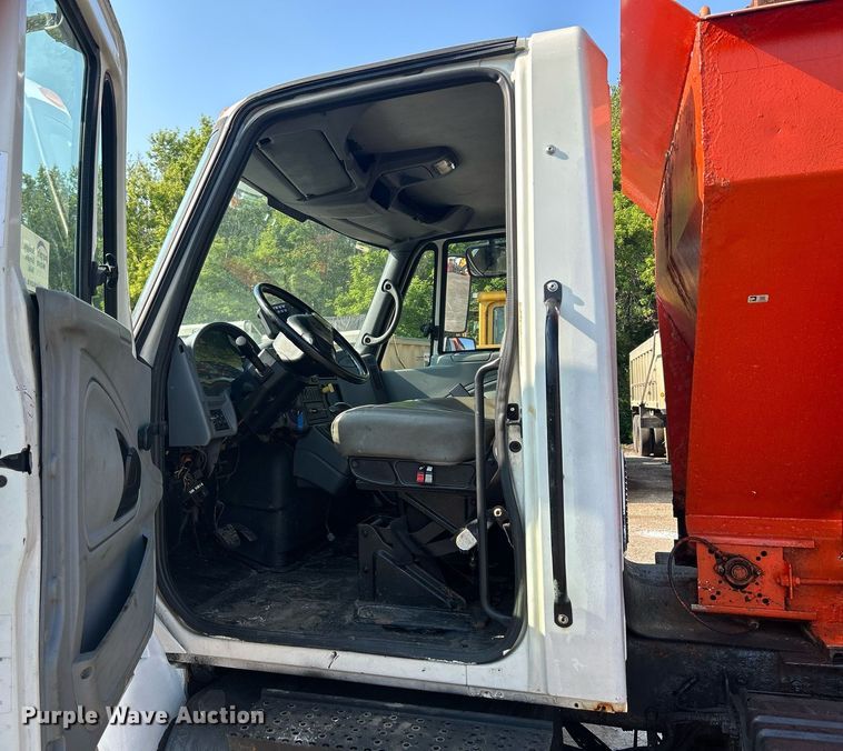 image for item DS8766 2006 International 4300  spreader truck