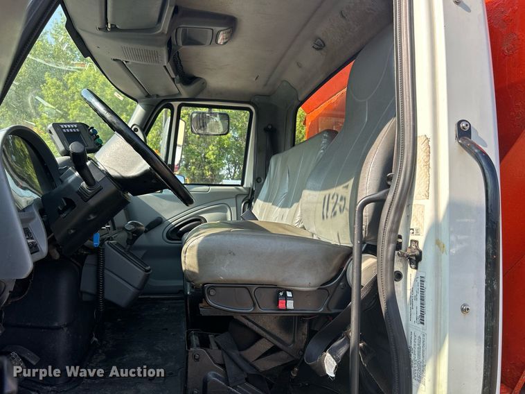 image for item DS8766 2006 International 4300  spreader truck