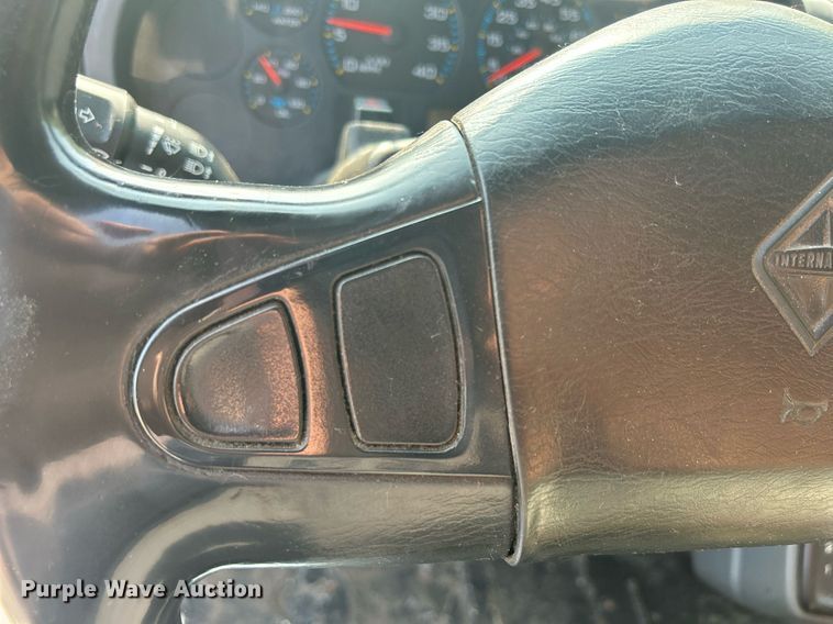 image for item DS8766 2006 International 4300  spreader truck