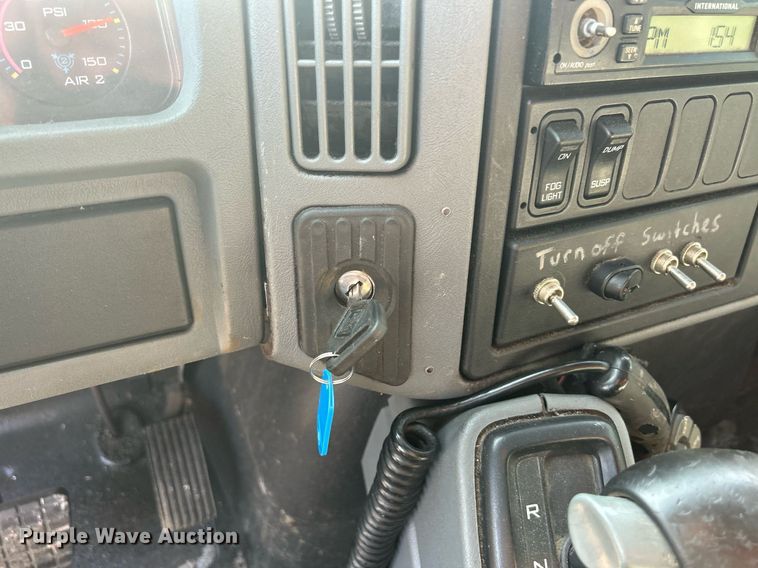 image for item DS8766 2006 International 4300  spreader truck