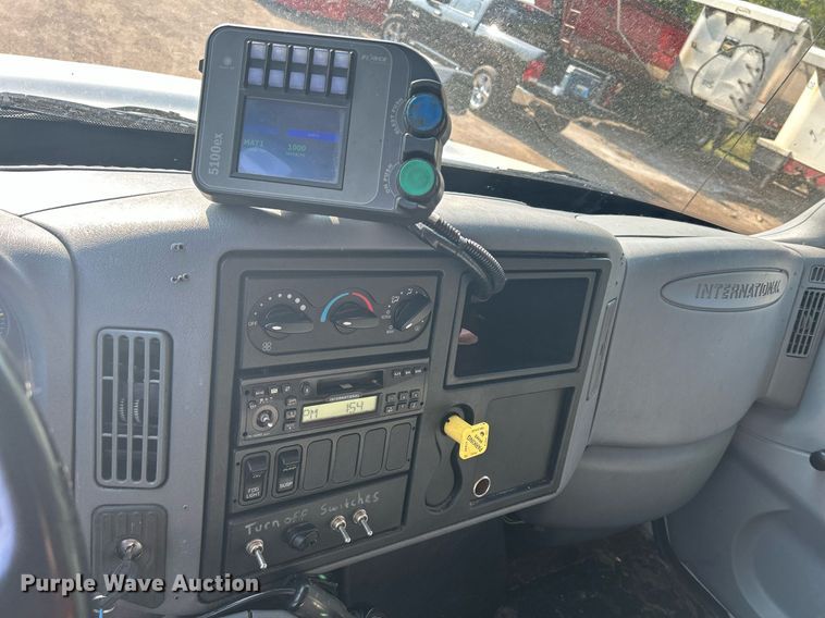 image for item DS8766 2006 International 4300  spreader truck