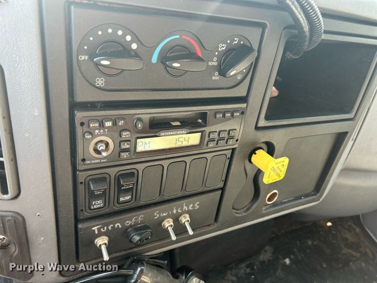 image for item DS8766 2006 International 4300  spreader truck