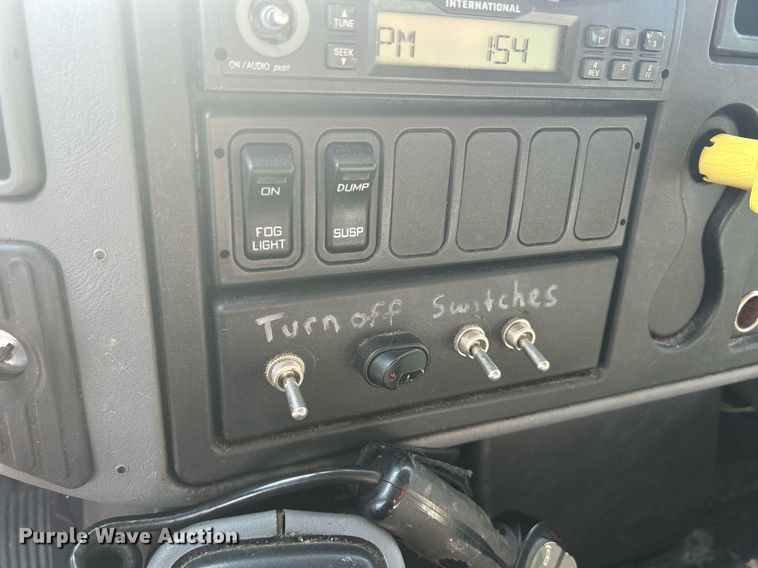 image for item DS8766 2006 International 4300  spreader truck