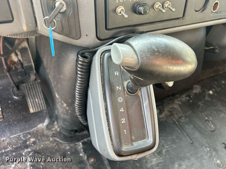 image for item DS8766 2006 International 4300  spreader truck