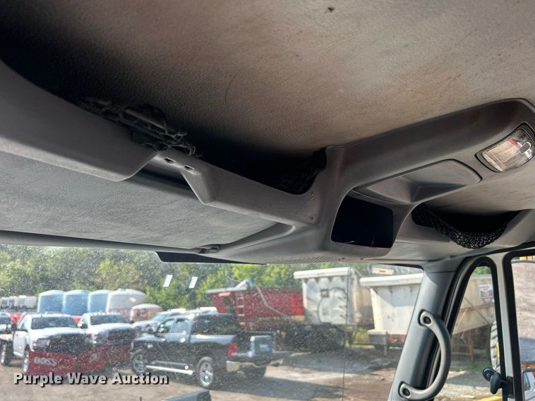 image for item DS8766 2006 International 4300  spreader truck