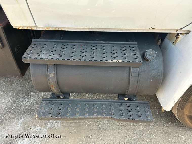 image for item DS8766 2006 International 4300  spreader truck