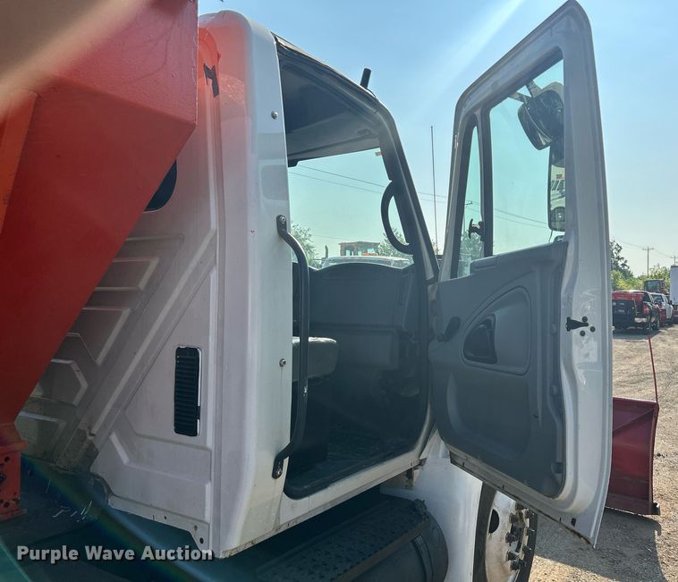 image for item DS8766 2006 International 4300  spreader truck