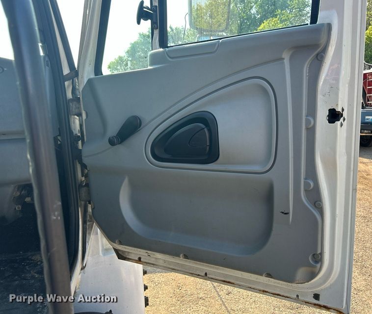 image for item DS8766 2006 International 4300  spreader truck