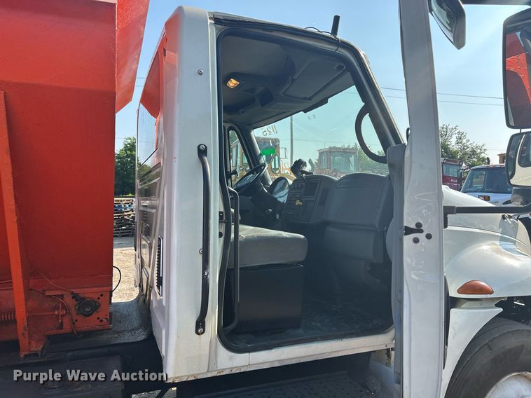 image for item DS8766 2006 International 4300  spreader truck