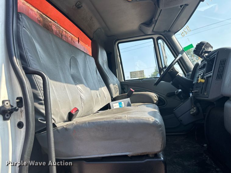 image for item DS8766 2006 International 4300  spreader truck