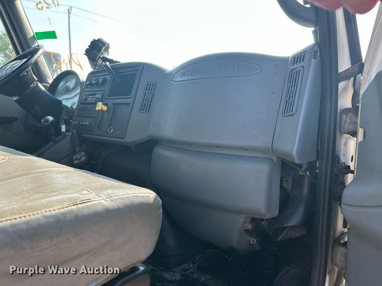 image for item DS8766 2006 International 4300  spreader truck