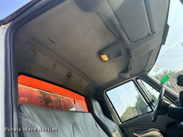 image for item DS8766 2006 International 4300  spreader truck