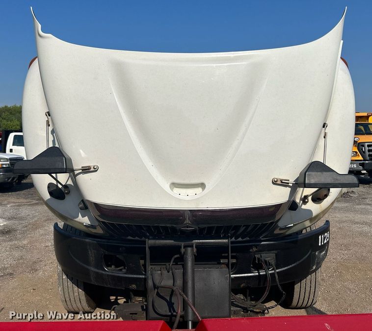 image for item DS8766 2006 International 4300  spreader truck