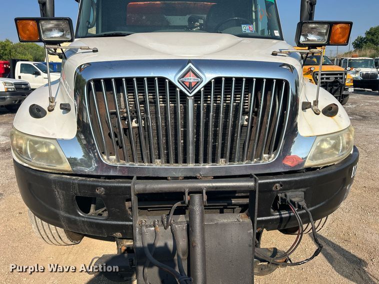 image for item DS8766 2006 International 4300  spreader truck