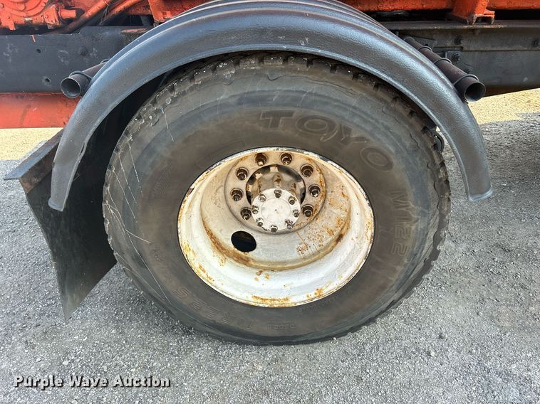 image for item DS8766 2006 International 4300  spreader truck