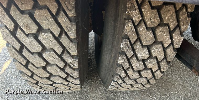 image for item DS8766 2006 International 4300  spreader truck