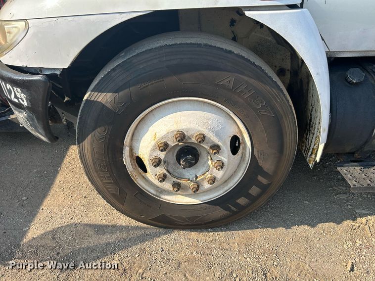 image for item DS8766 2006 International 4300  spreader truck