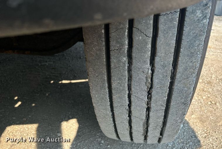 image for item DS8766 2006 International 4300  spreader truck