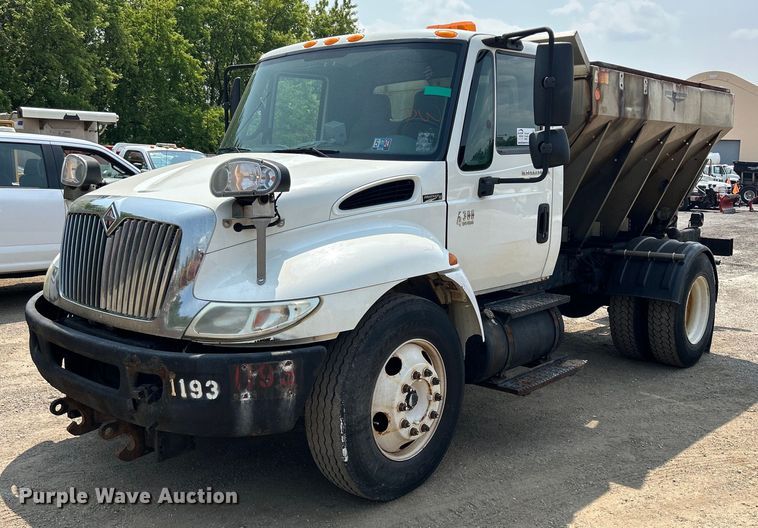 image for item DS8767 2006 International 4300  spreader truck