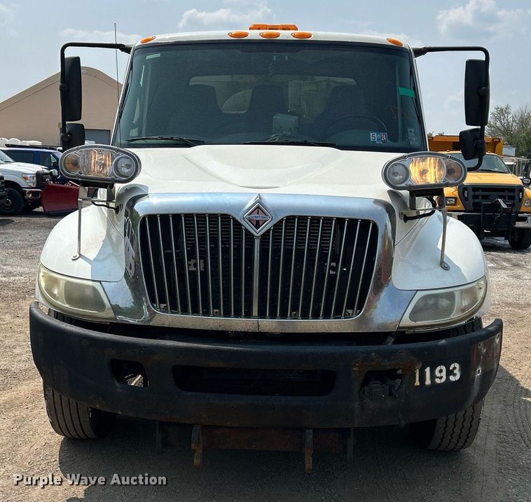 image for item DS8767 2006 International 4300  spreader truck