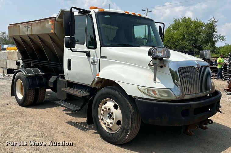 image for item DS8767 2006 International 4300  spreader truck