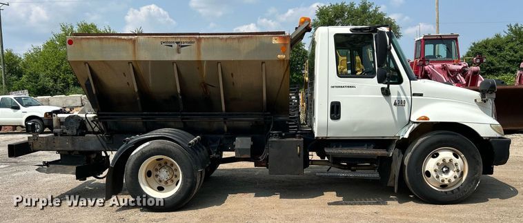 image for item DS8767 2006 International 4300  spreader truck