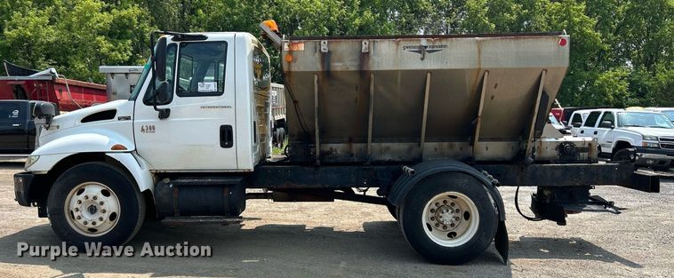 image for item DS8767 2006 International 4300  spreader truck