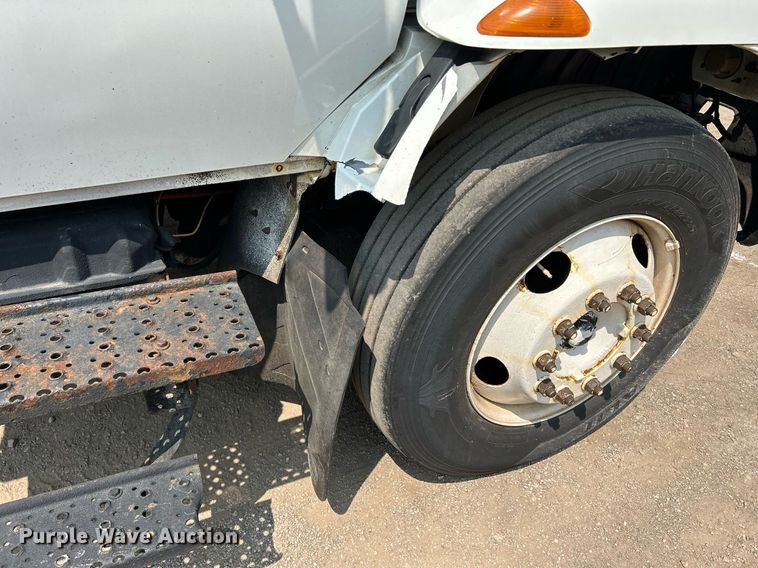 image for item DS8767 2006 International 4300  spreader truck