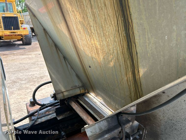 image for item DS8767 2006 International 4300  spreader truck