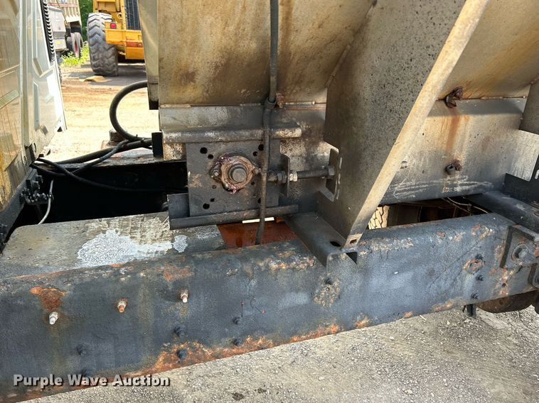 image for item DS8767 2006 International 4300  spreader truck