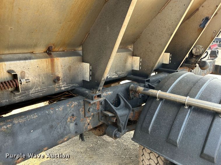 image for item DS8767 2006 International 4300  spreader truck