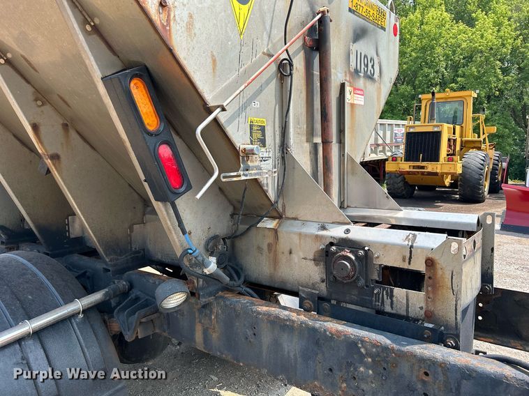 image for item DS8767 2006 International 4300  spreader truck