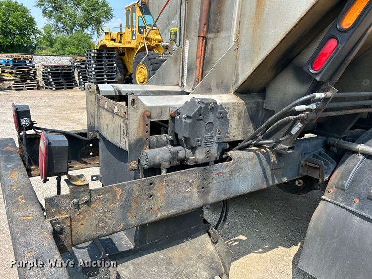 image for item DS8767 2006 International 4300  spreader truck