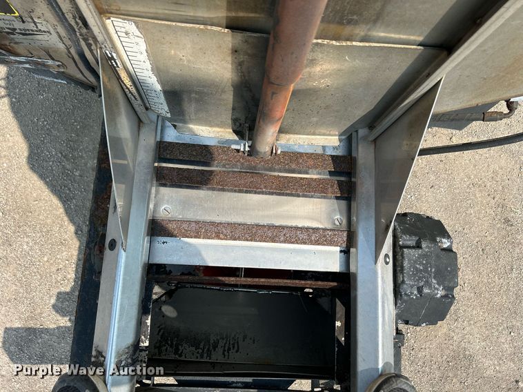 image for item DS8767 2006 International 4300  spreader truck