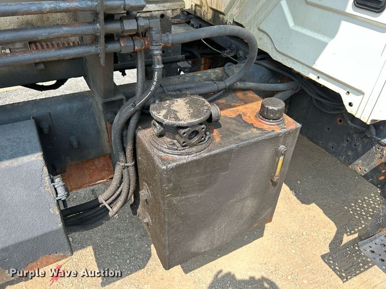 image for item DS8767 2006 International 4300  spreader truck