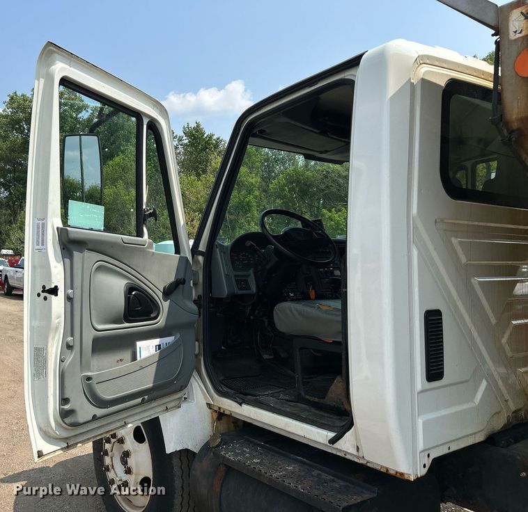 image for item DS8767 2006 International 4300  spreader truck