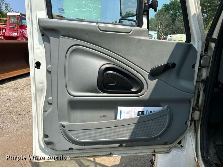 image for item DS8767 2006 International 4300  spreader truck