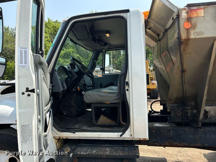 image for item DS8767 2006 International 4300  spreader truck