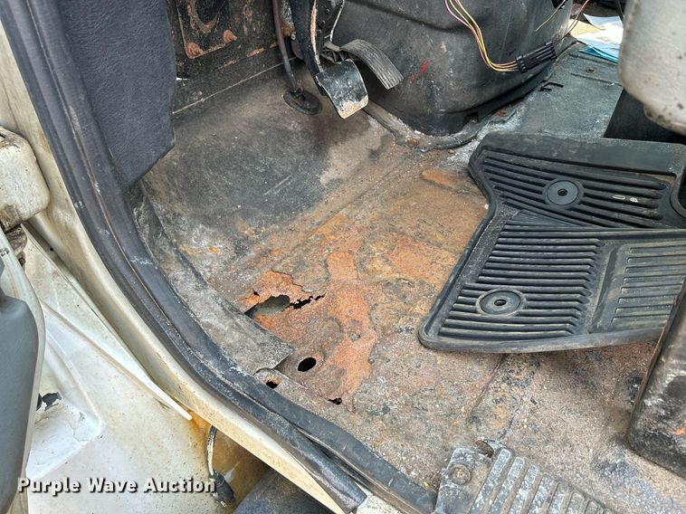 image for item DS8767 2006 International 4300  spreader truck