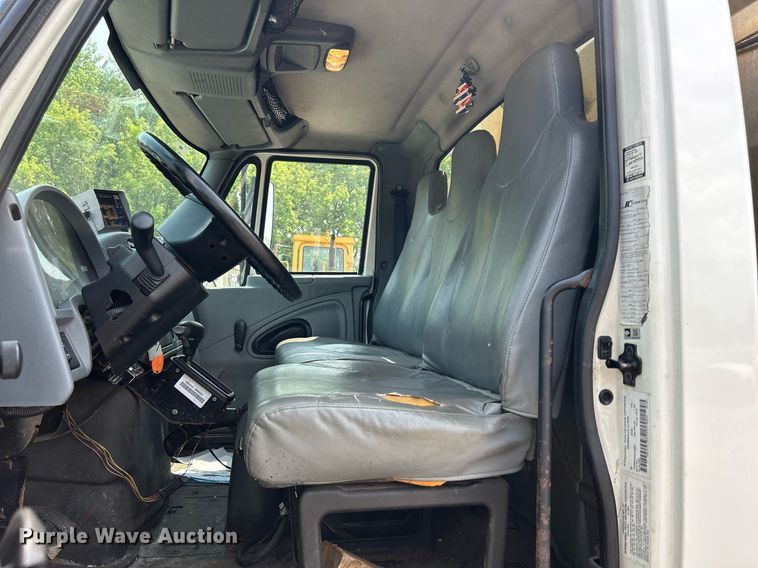 image for item DS8767 2006 International 4300  spreader truck