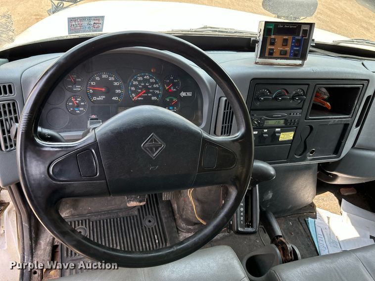 image for item DS8767 2006 International 4300  spreader truck