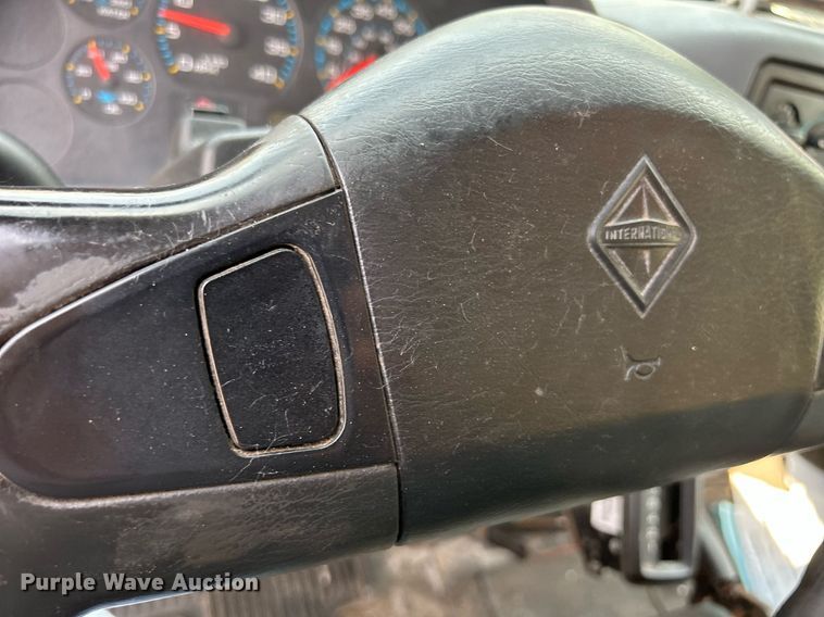 image for item DS8767 2006 International 4300  spreader truck