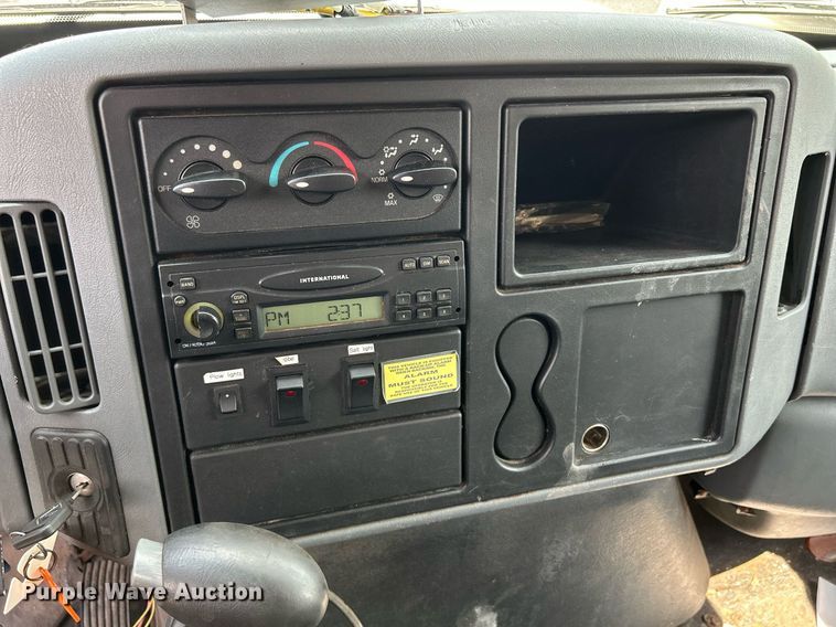 image for item DS8767 2006 International 4300  spreader truck