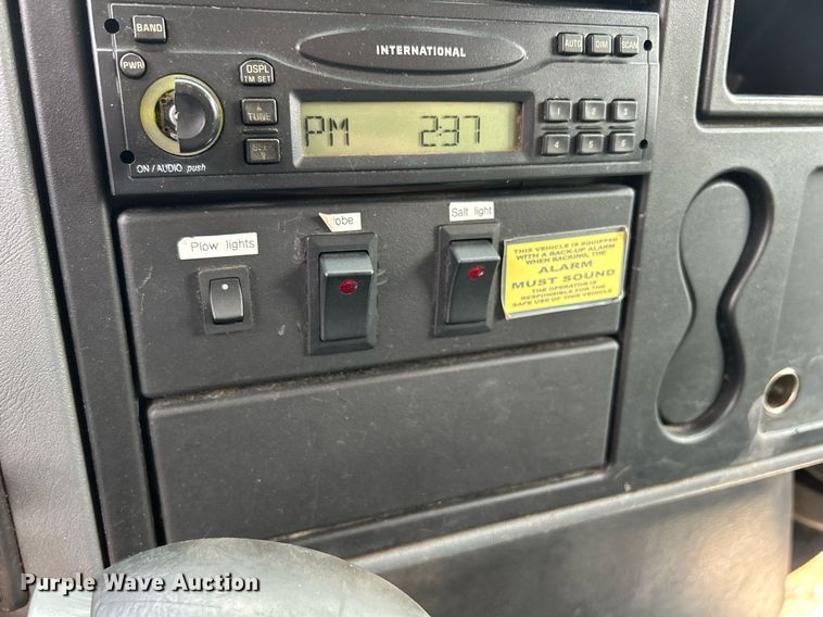 image for item DS8767 2006 International 4300  spreader truck