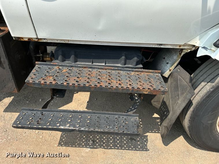 image for item DS8767 2006 International 4300  spreader truck