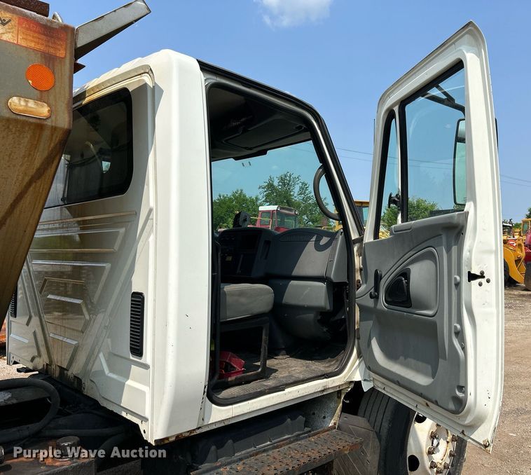 image for item DS8767 2006 International 4300  spreader truck